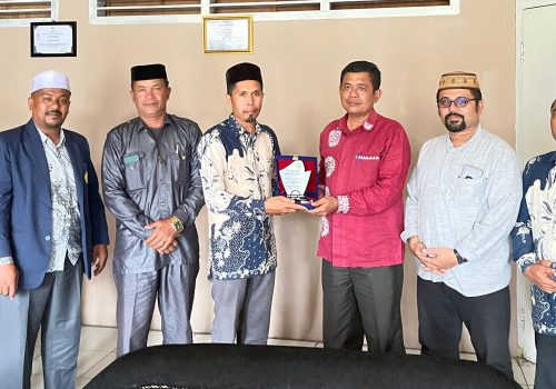 Segenap pimpinan STIS dan panitia berfoto bersama Plt Camat Silih Nara, Aceh Tengah