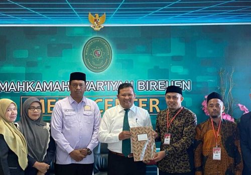 Para peserta magang didampingi supervisor tiba di Mahkamah Syar'iyah Bireuen dan diterima langsung oleh Ketua, Bapak M. Syauqi, SHI SH MH, Wakil dan beberapa stafnya.