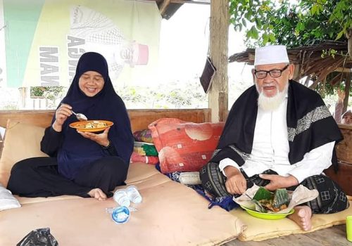 Kemesraan Ayahanda Waled bersama Bunda